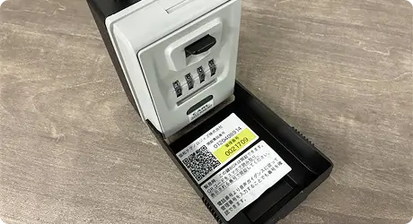 鍵ボックスにQRコードが印刷されたシールが貼られている画像